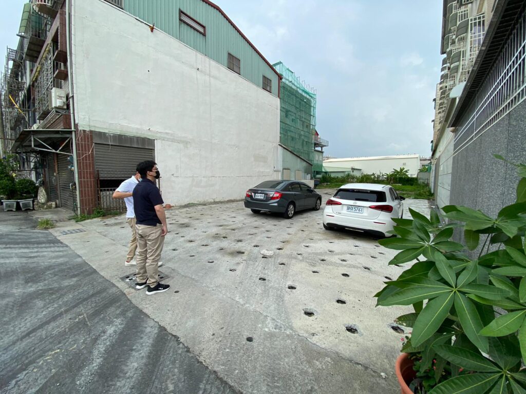 自地自建基地現勘，設計前確認道路、鄰棟、日照與施工條件