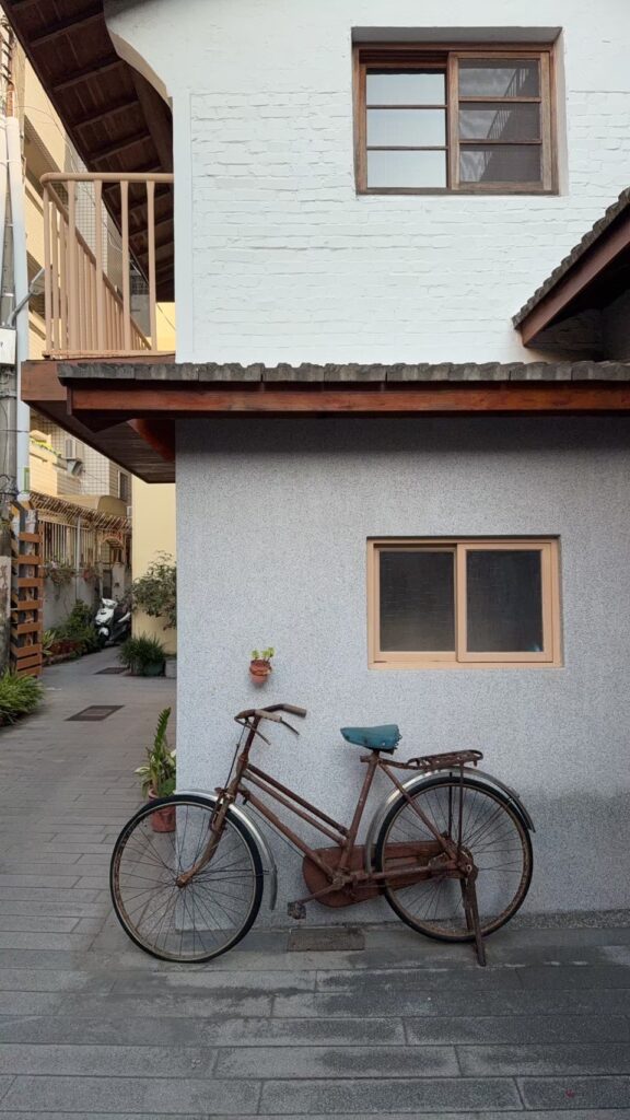 自地自建基地既有建物現況，老屋與狹窄街廓需要先判斷拆除與施工動線