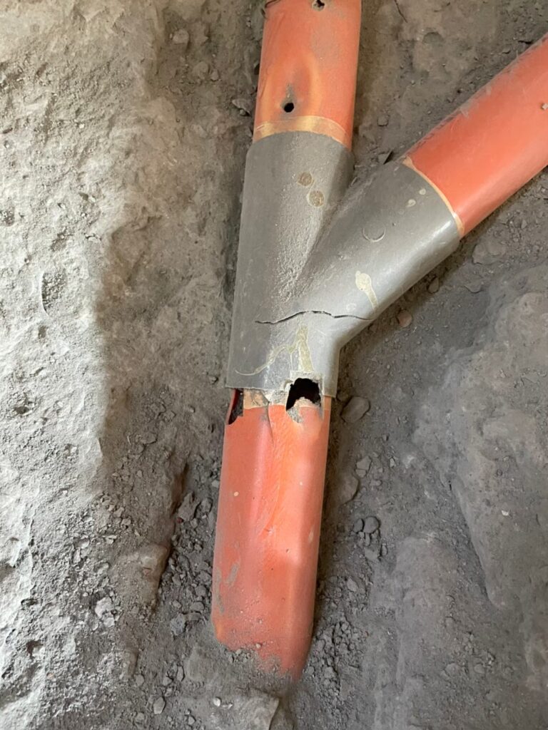理木曠間老屋原有排水管件破裂近照