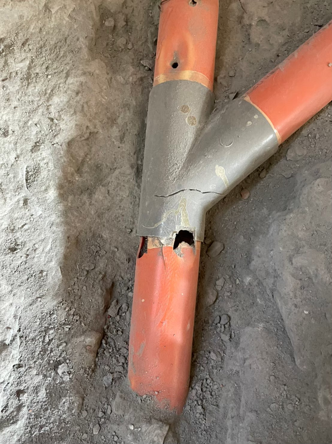 老屋地面橘色排水管Y型接頭出現裂縫與破口,是老宅延壽前需優先更新的管線