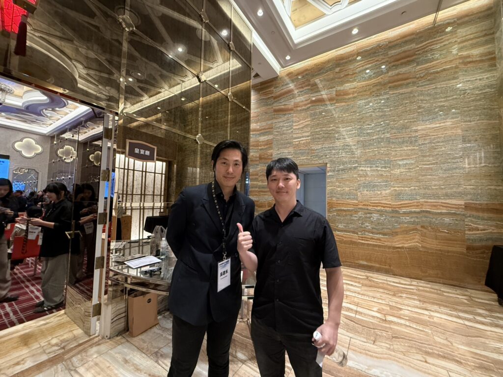 AI會取代設計師嗎 (2) AI 沙龍現場與主持人合影,交流 AI 工具在裝修流程中的定位