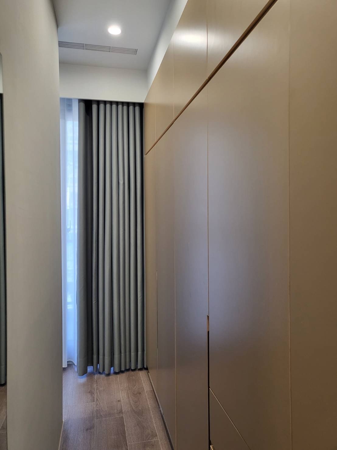 理木曠間餐廚,燈光層次中的餐廚牆面、櫃體與家具配置