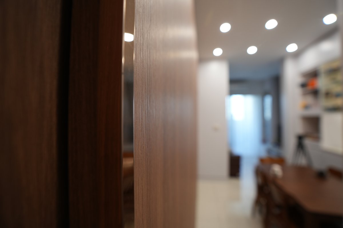 緩序日常餐桌旁，餐桌旁牆面、櫃體與家具配置