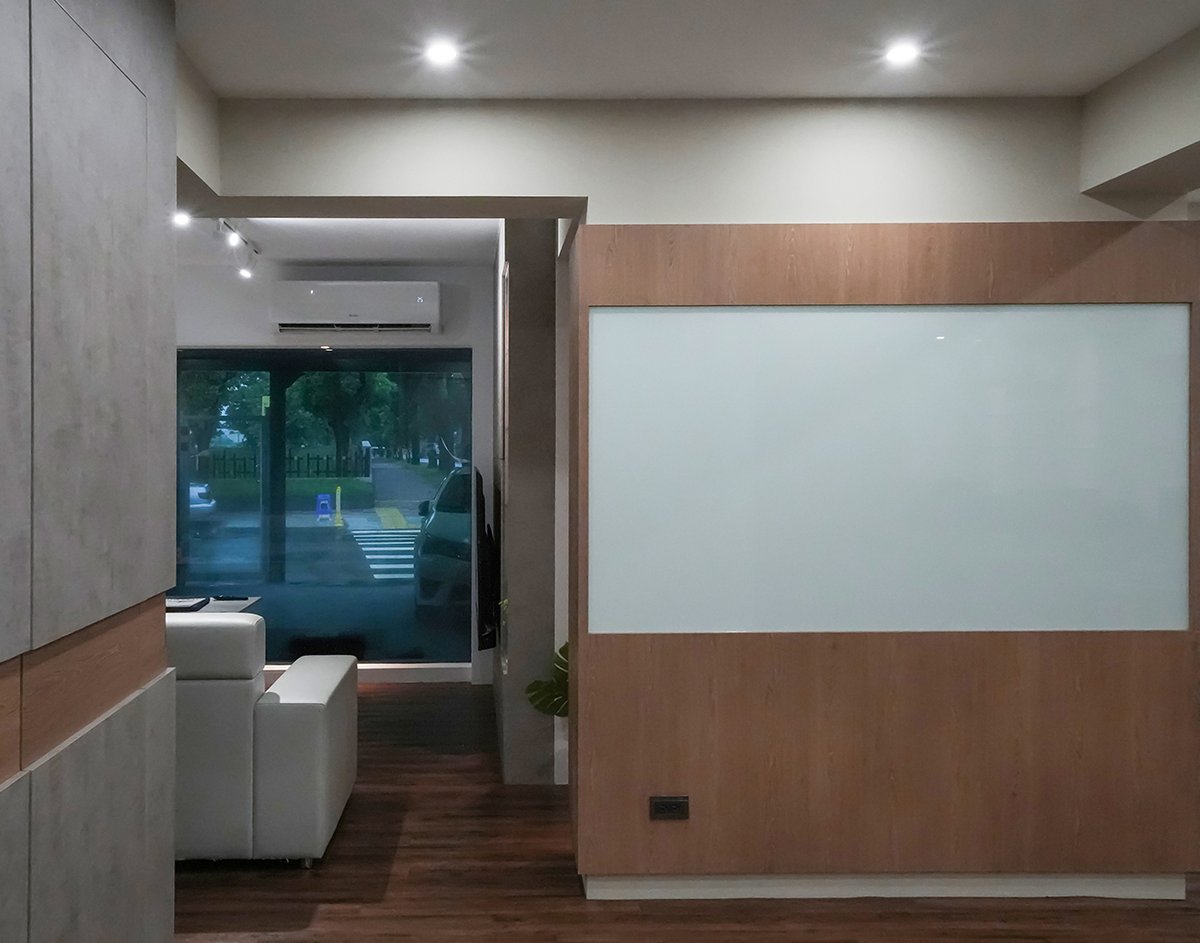 森映新生工作區,近景中的工作區牆面、櫃體與家具配置