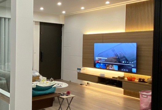理木曠間客廳,側面中的開放後客廳與窗簾