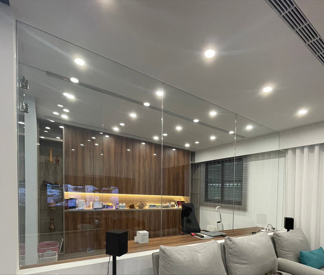 理木曠間餐廚,走道關係中的餐廚牆面、櫃體與家具配置