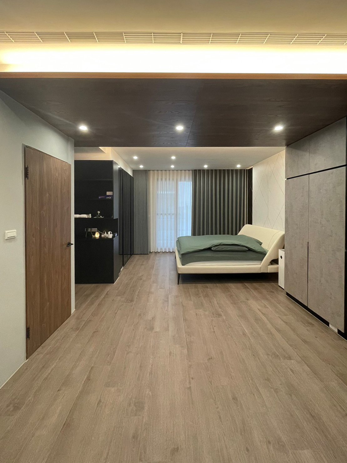 理木曠間餐廚,日常使用面中的餐廚牆面、櫃體與家具配置