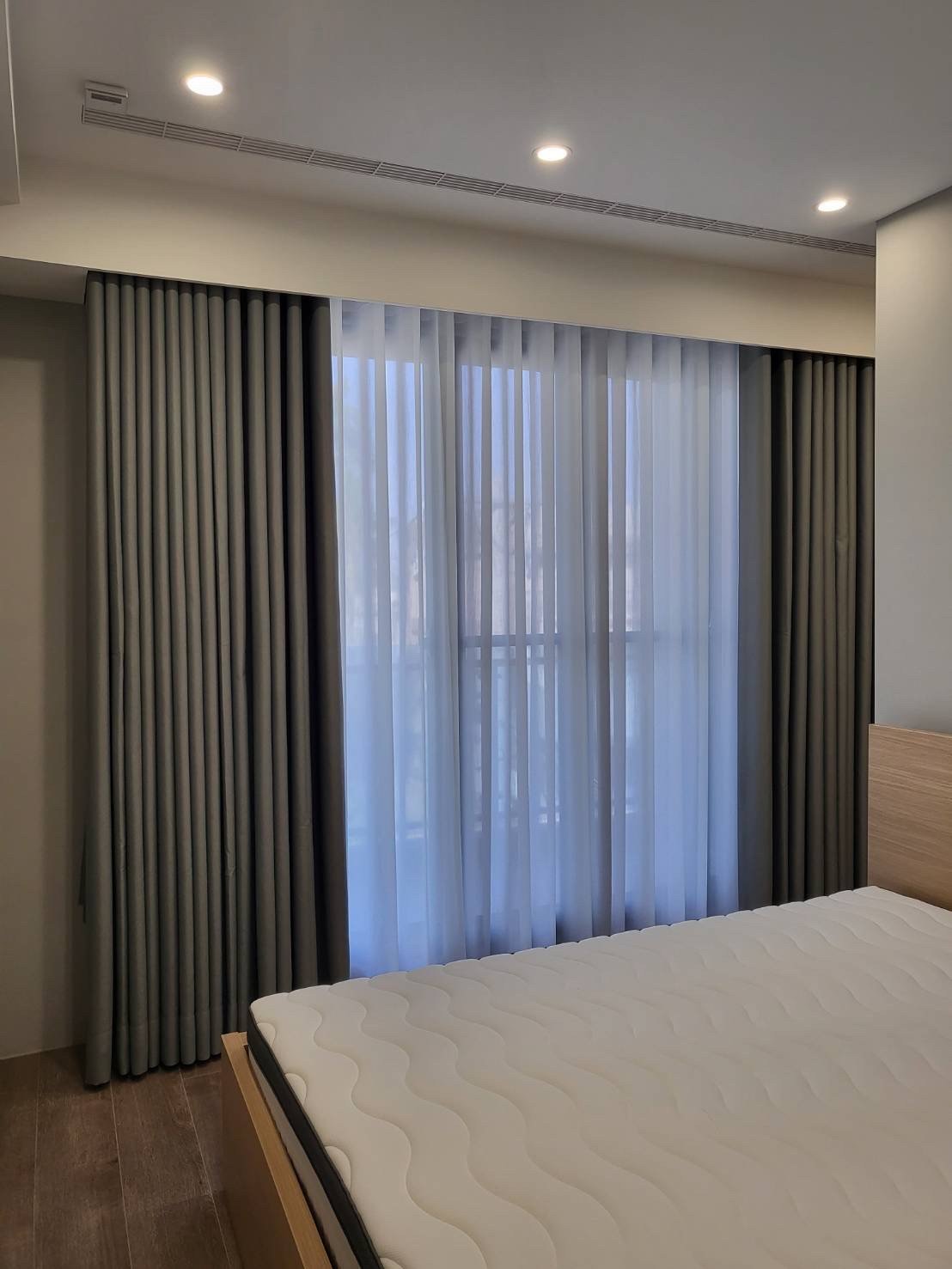 理木曠間餐廚,開口位置中的餐廚牆面、櫃體與家具配置